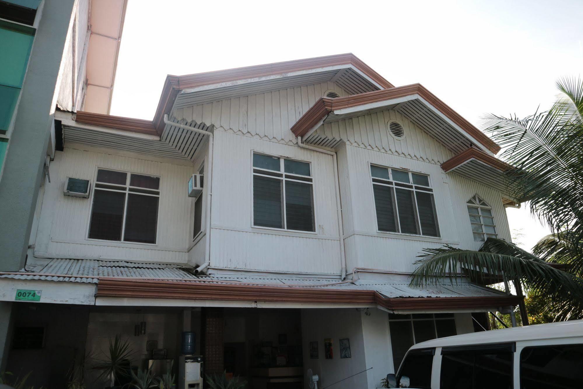 Newport Oak Pension Inn تاغبيلاران سيتي المظهر الخارجي الصورة