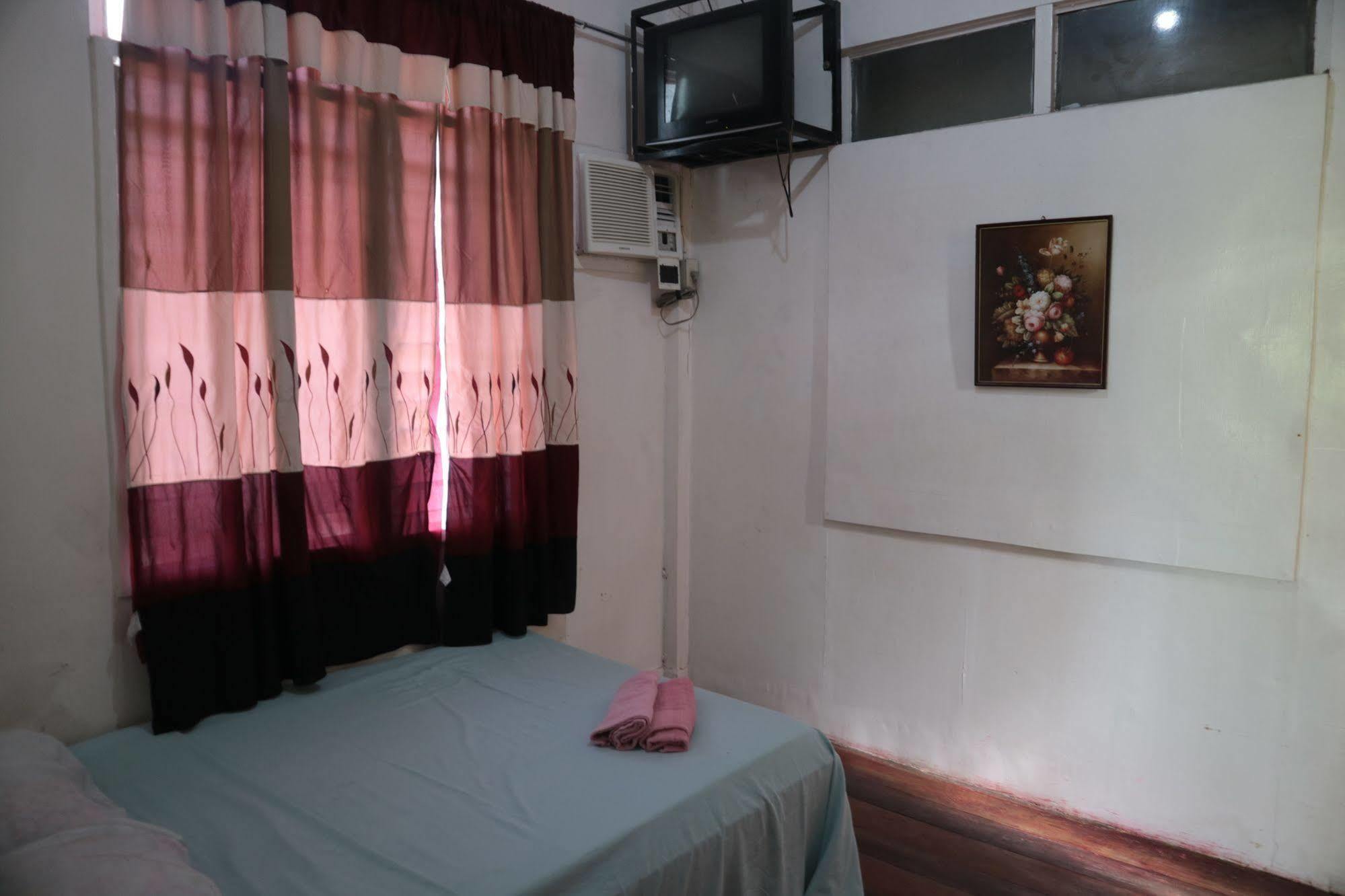 Newport Oak Pension Inn تاغبيلاران سيتي المظهر الخارجي الصورة