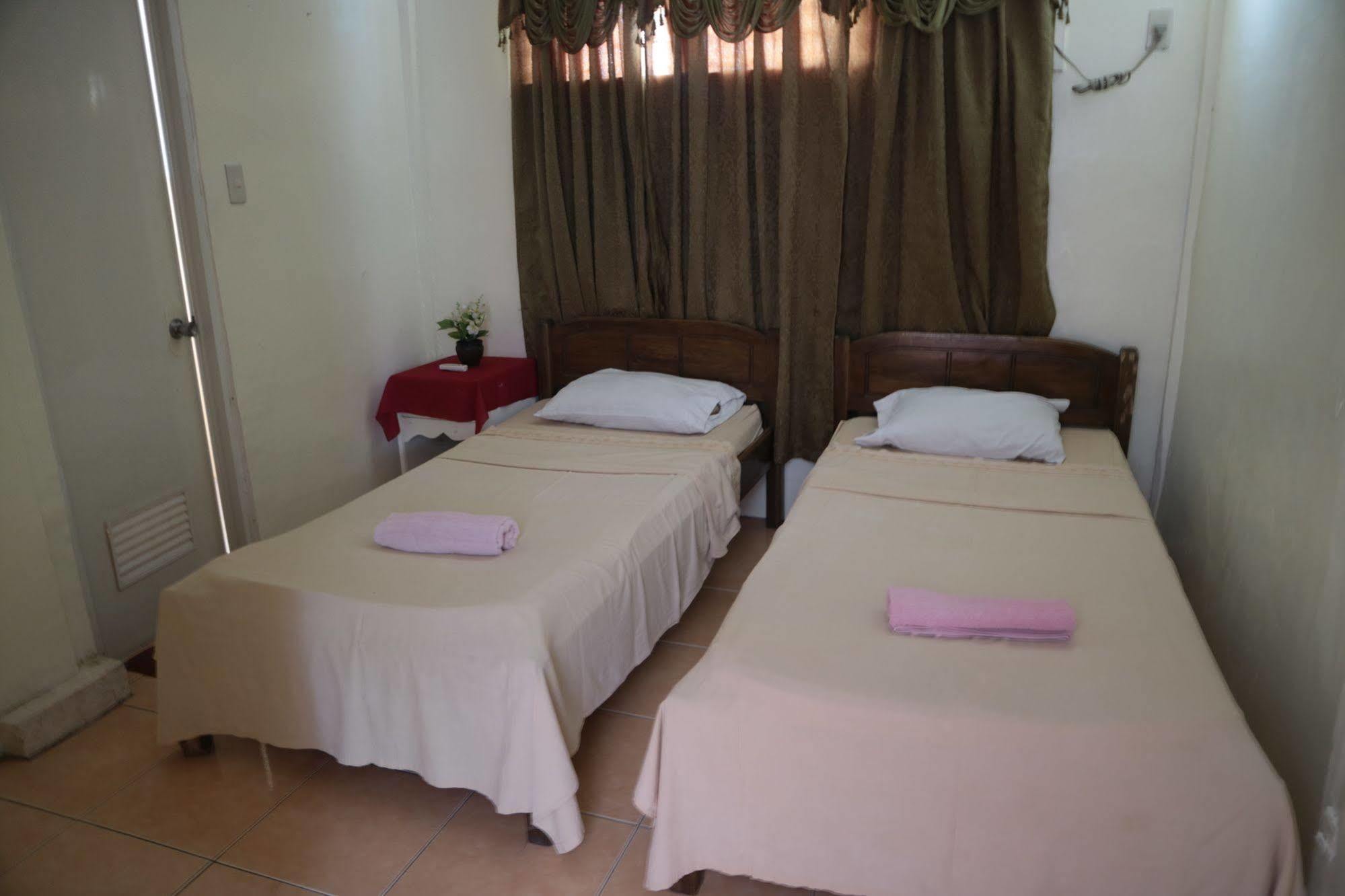Newport Oak Pension Inn تاغبيلاران سيتي المظهر الخارجي الصورة