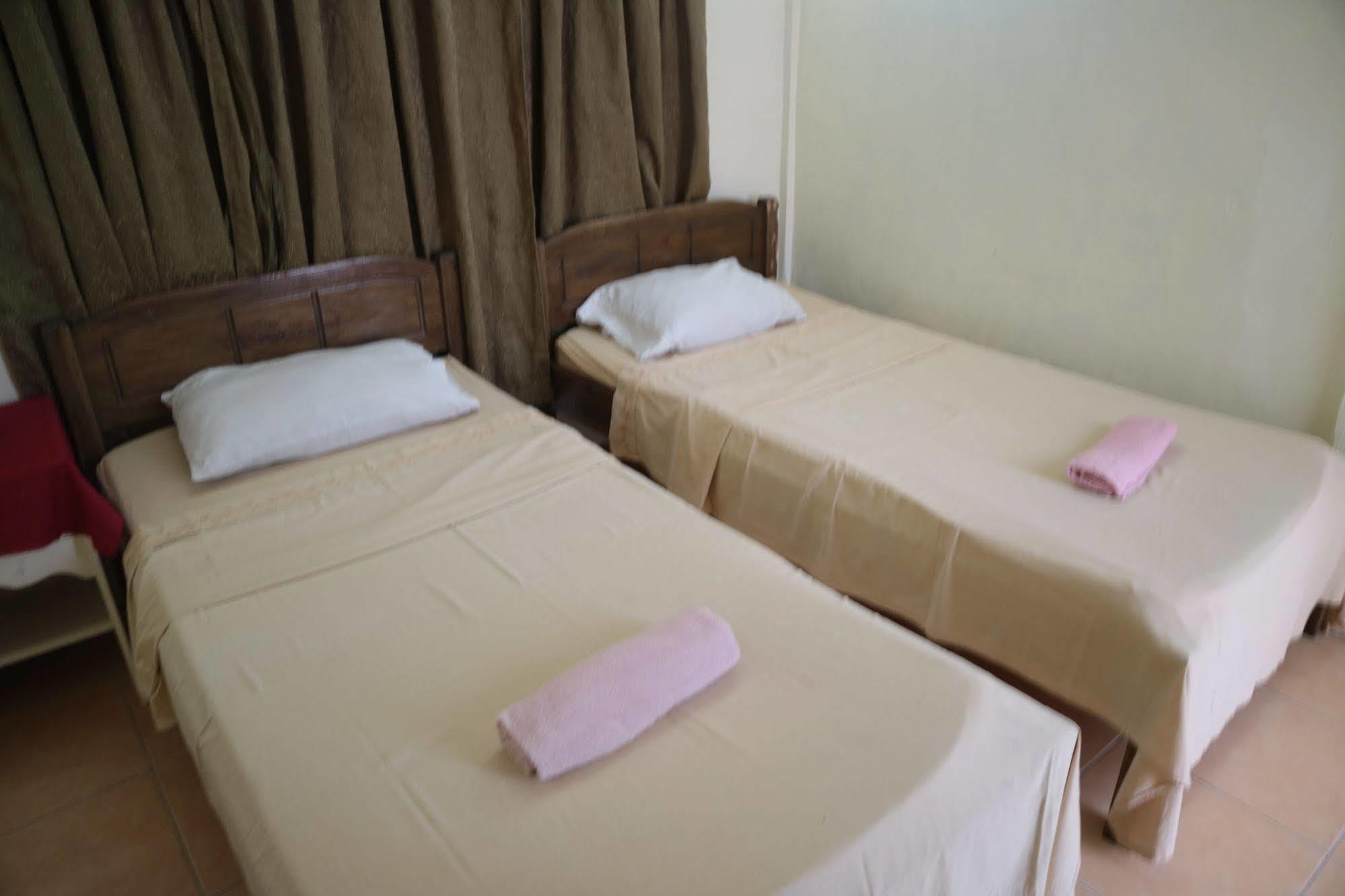 Newport Oak Pension Inn تاغبيلاران سيتي المظهر الخارجي الصورة
